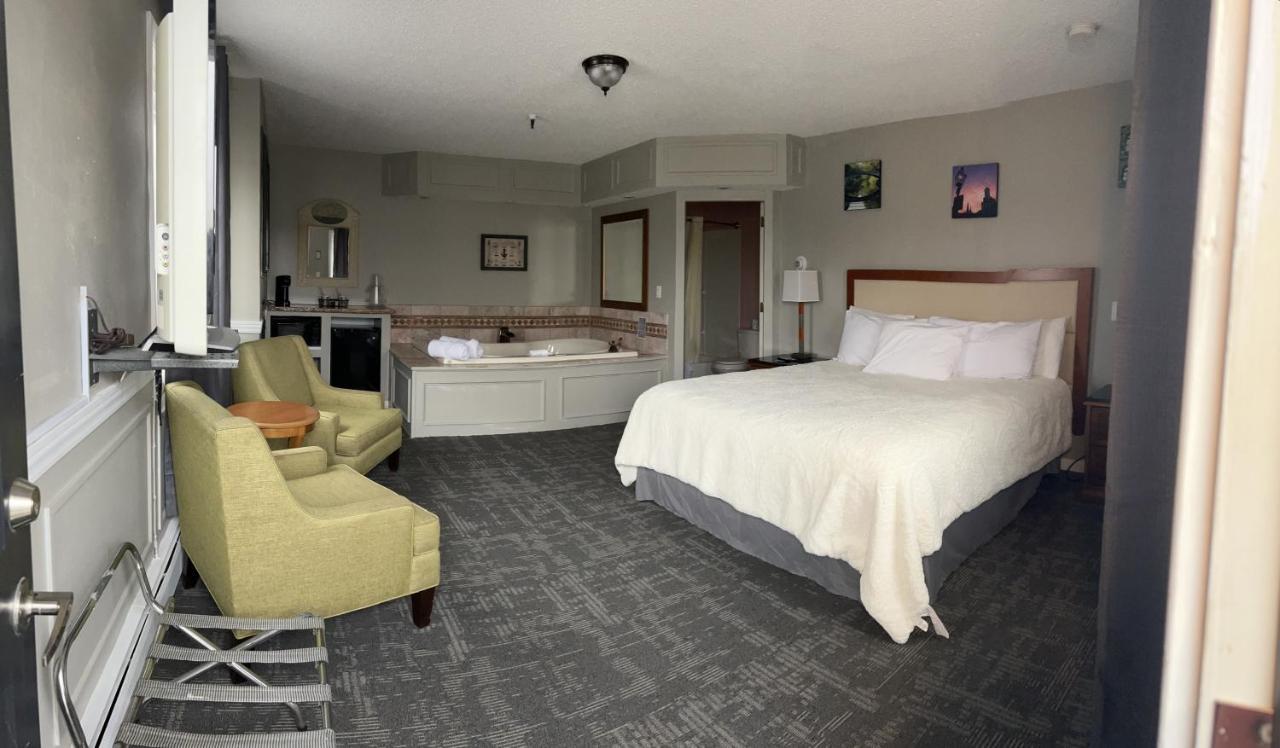 Vacationland Inn & Suites Brewer Exterior foto